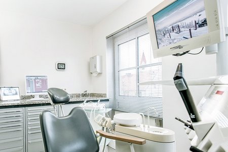 Имплантация зубов в клинике Маркуса Глэзеля - Германия